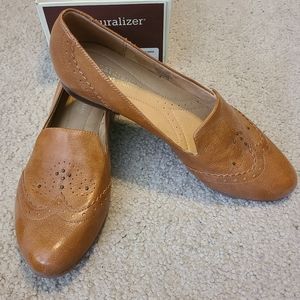 NEW Women's Tan Naturalizer Lerato Flats with Rivets (size 8)
